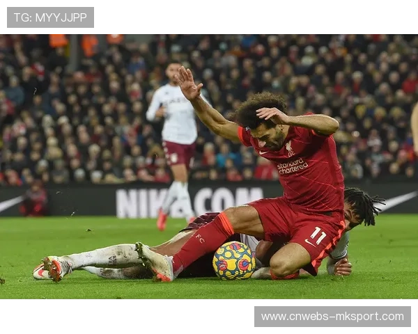 福登禁区内倒地未获点球，裁判巴洛特执法尺度引争议